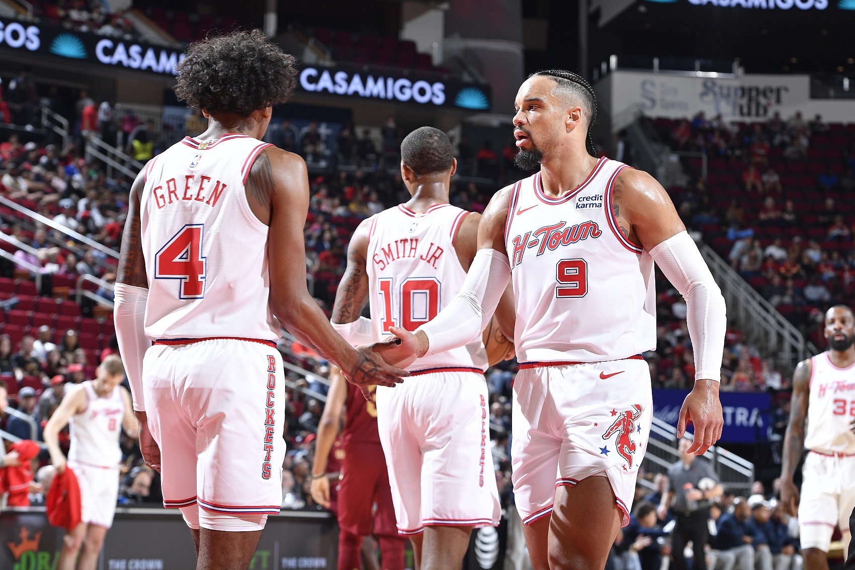 火箭队球员面对困境展现团结力量