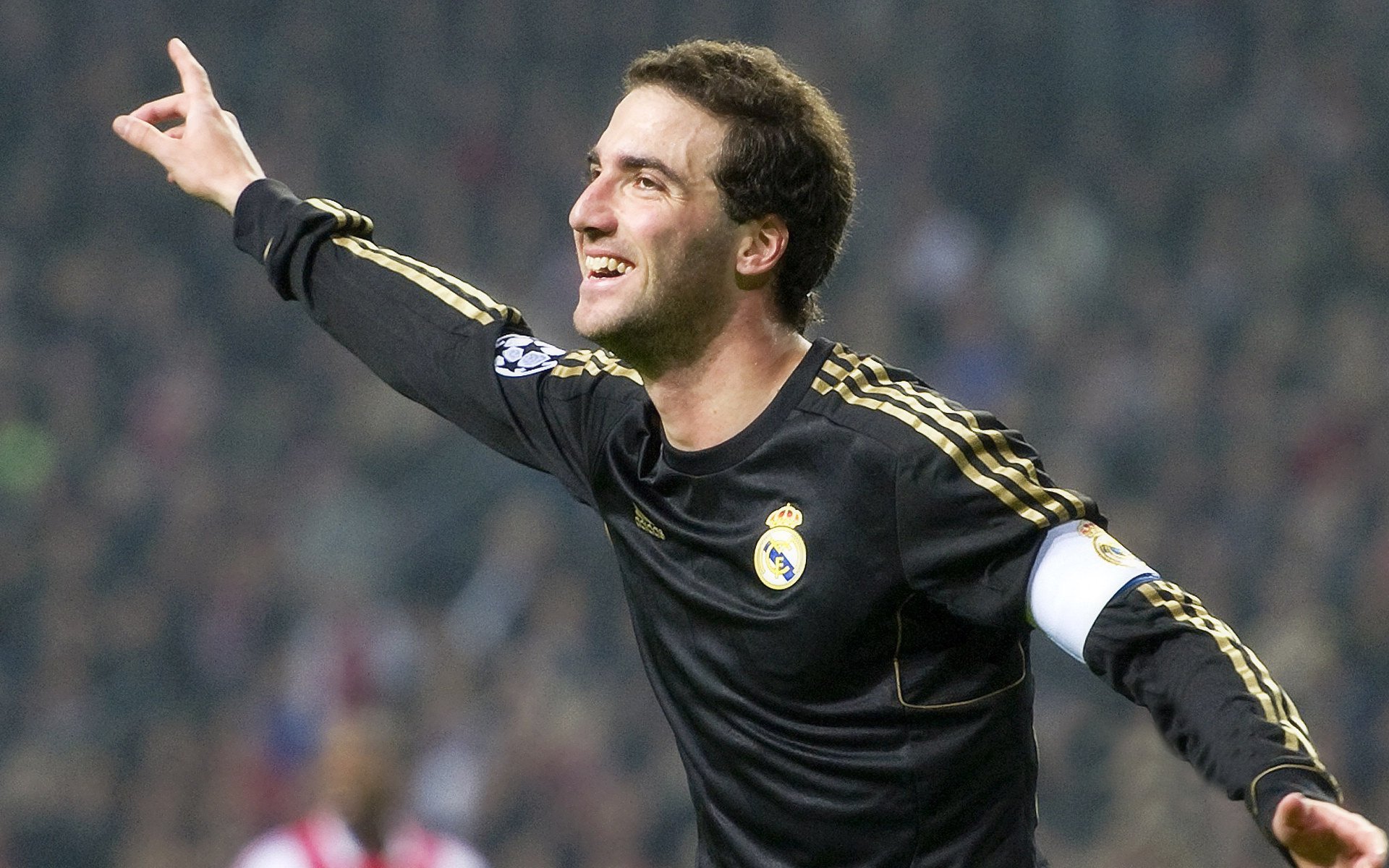 卡马文加导演黄潜风暴，比利亚雷亚尔火力全开压制多特蒙德