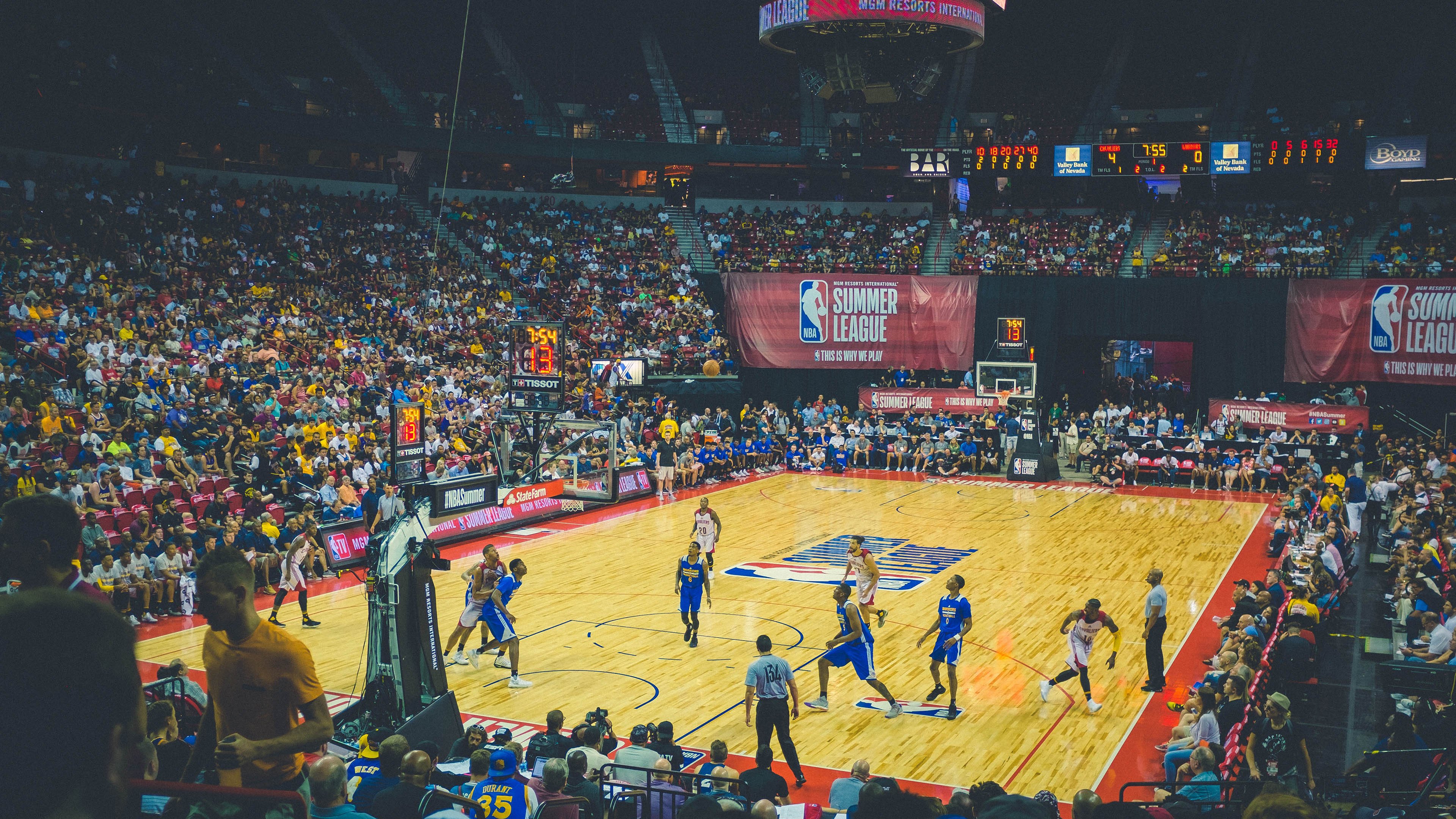 开云下载-赛道之外，当尼克斯绝杀开拓者成为F1年度争冠的意外注脚