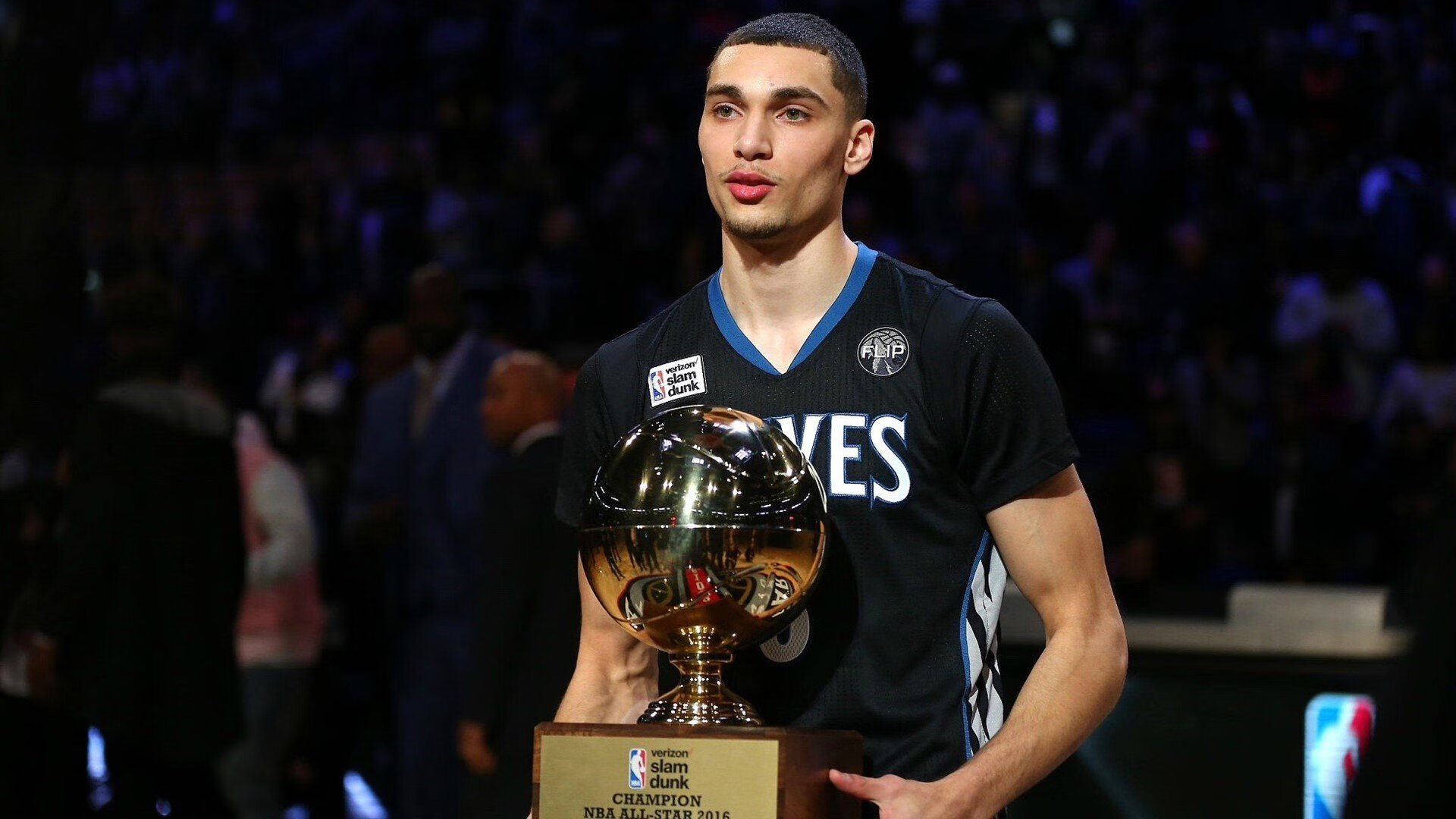 引擎轰鸣与绿茵狂奔，当莱万在关键战接管拜仁，恰似F1冠军的终极超车